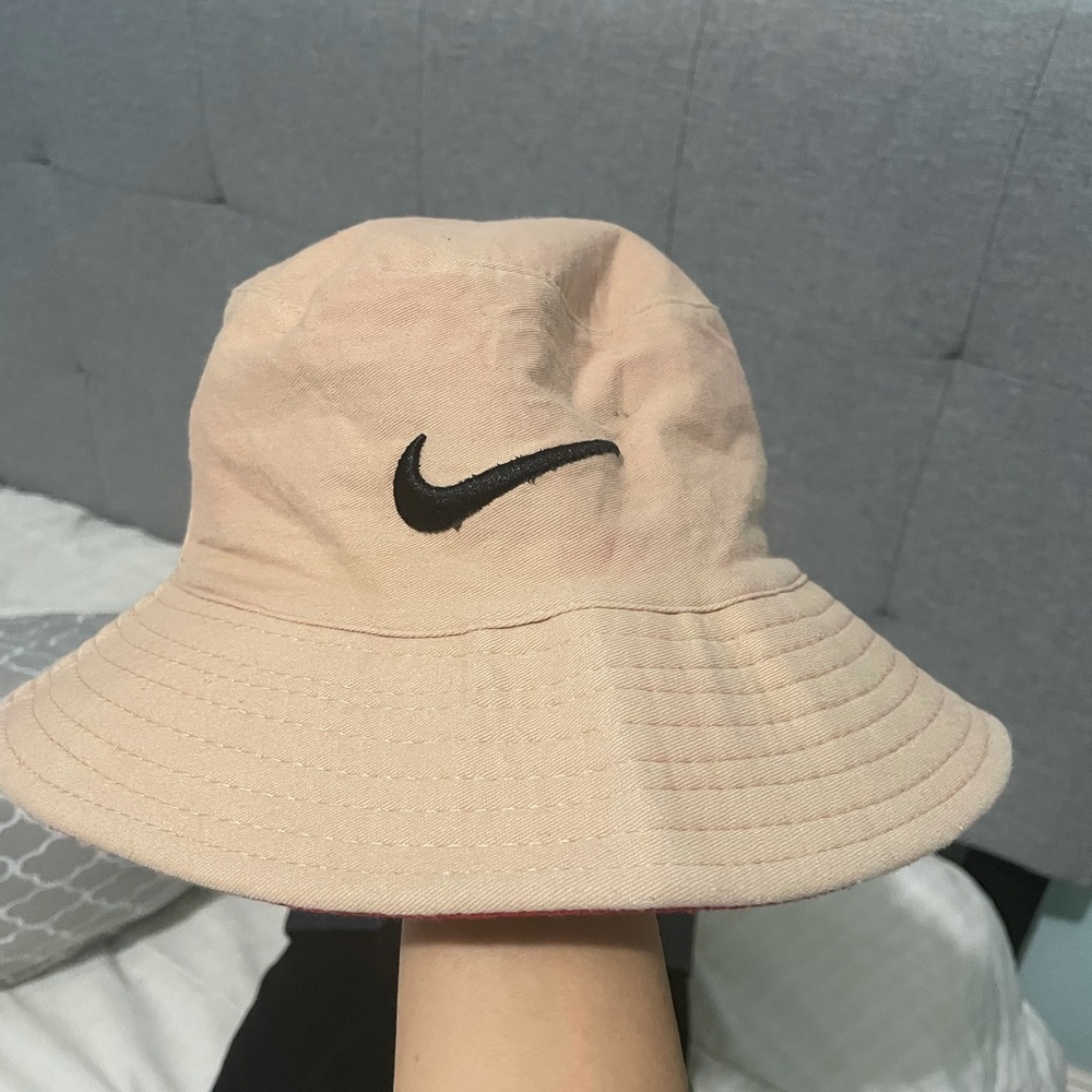 Reversible bucket hat